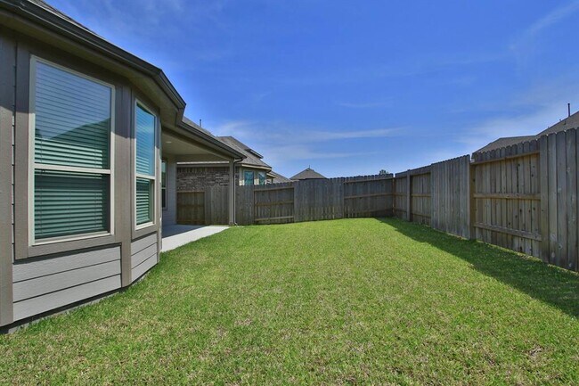 Building Photo - 15818 Dove Holw Dr