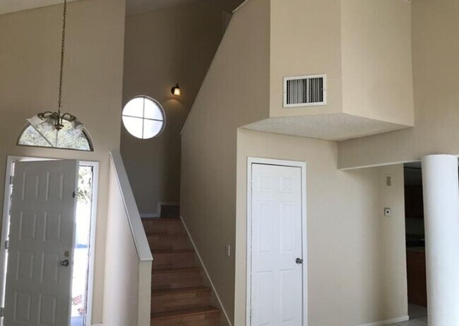 Building Photo - ABSOLUTELY BEAUTIFUL 3 BEDROOM 2 1/2 BATH