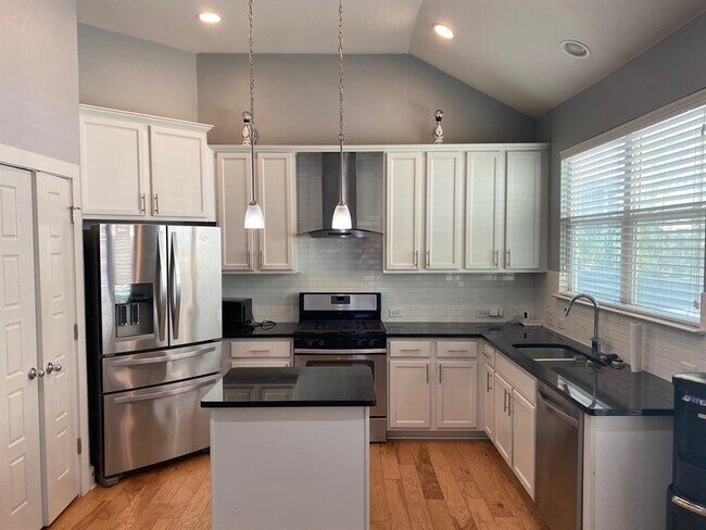 Building Photo - 7205 Tybalt St