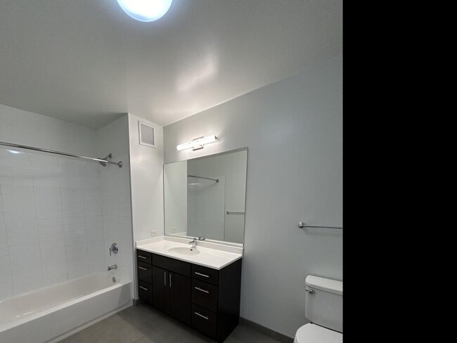 Building Photo - 2 bedroom in Chicago IL 60654