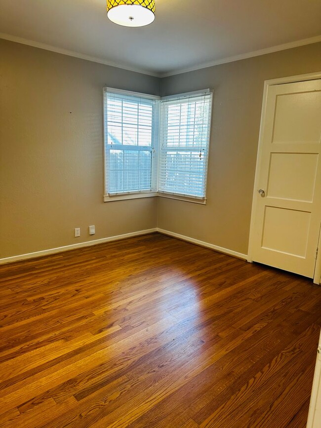 Building Photo - Vintage Vibes