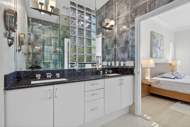 Building Photo - 513 S Riverside Dr