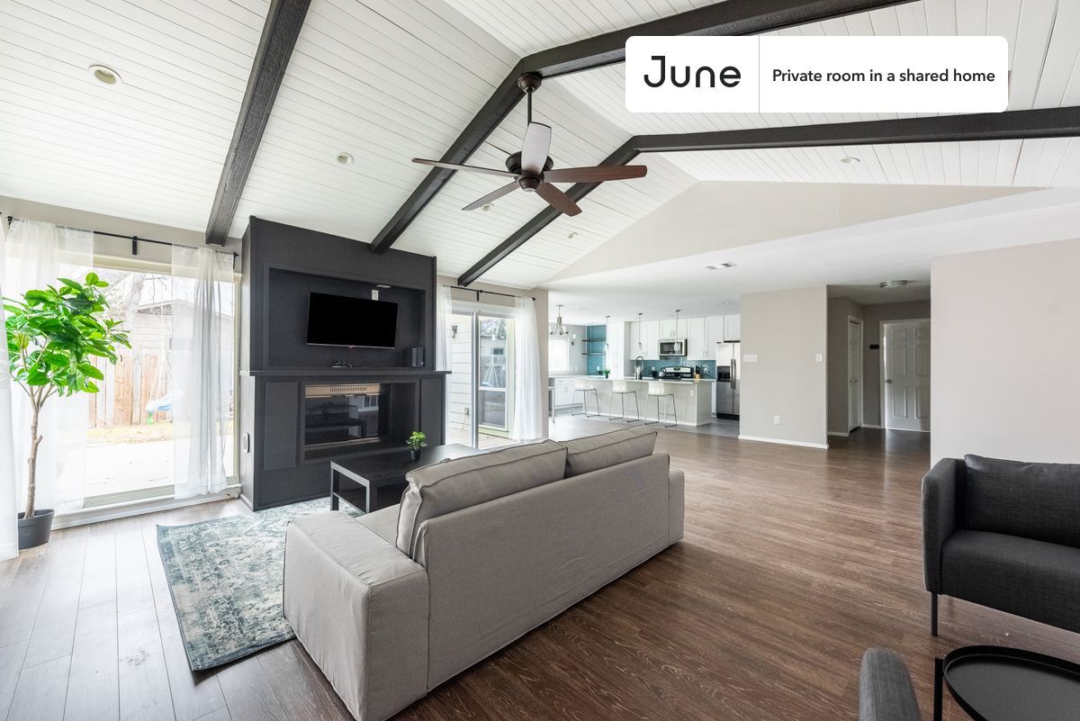 Building Photo - Private bedroom in 3 bed/2 bath Home
