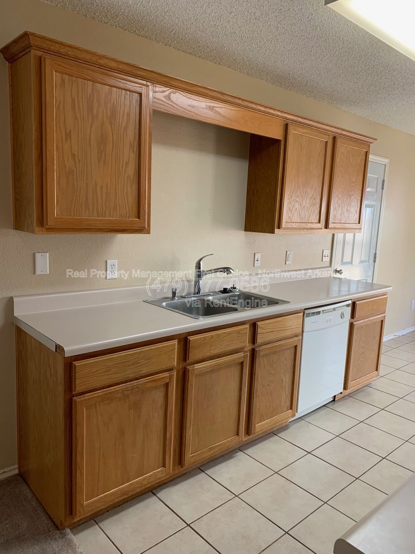 Building Photo - 1612 Cresent St