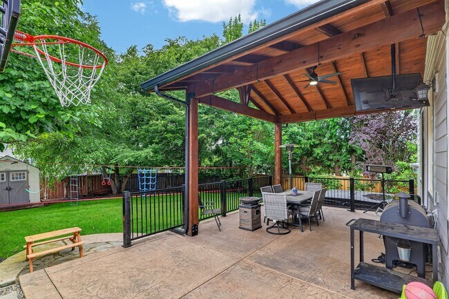 Building Photo - 3 Bedroom/2.5 Bath + Bonus Room & Outdoor living