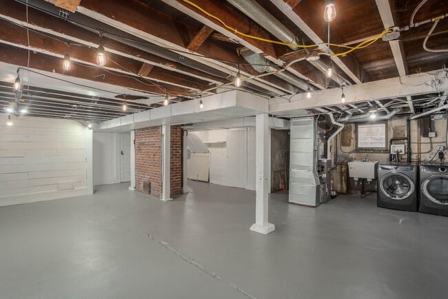 Building Photo - 1518 SE Poplar Ave