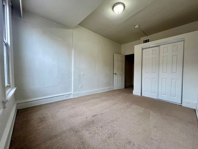 Building Photo - Fantastic Oakland 3BR! 2 FULL Bathrooms / Central A/C! Call Today!!