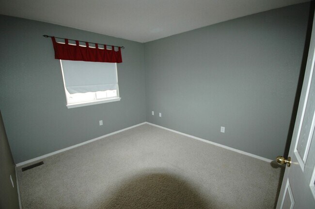 Building Photo - Spacious 4 Bedroom Home with Finished Basement, Vaulted Ceilings & Huge Fenced Yard