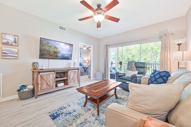 Building Photo - **Annual Lease -  Naples 2/2Furnished Cond...