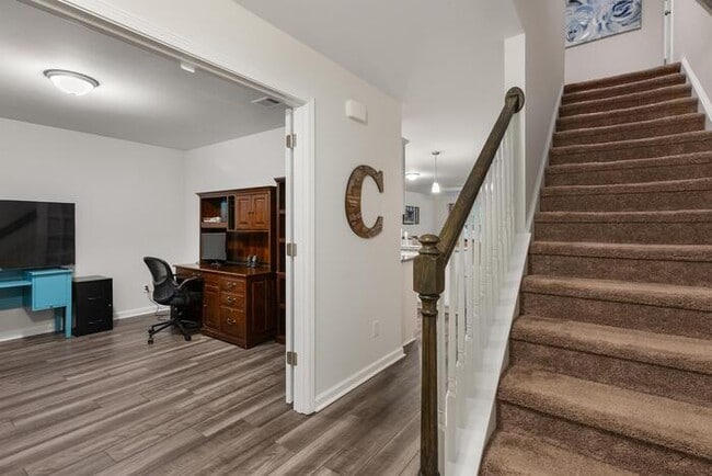 Building Photo - Newer home with Community Pool!