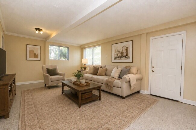 Building Photo - 1309 Labrea Dr