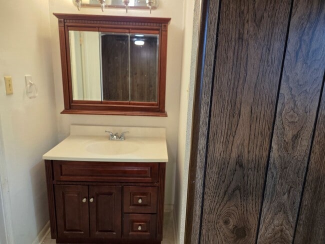 Building Photo - 2121 Redwood St