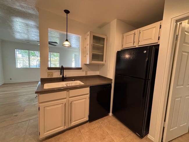 Building Photo - DARLING TOWNHOME FOR RENT!