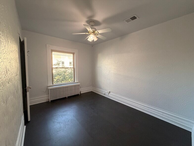 Building Photo - 122 Maple Ter