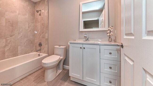 Building Photo - 44 Greenbrook Dr