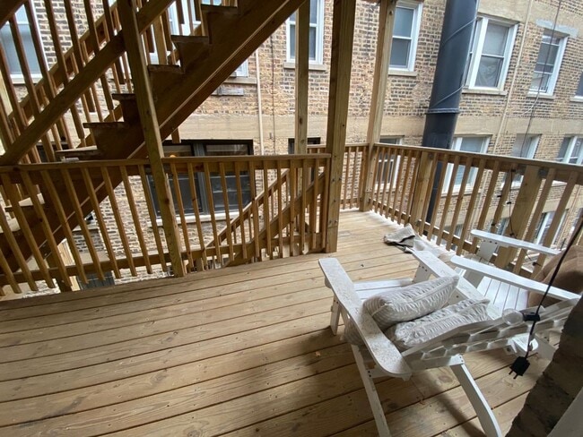 Building Photo - Gorgeous 2 bedroom in Lakeview