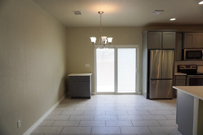 Building Photo - Beacon Hill, 3 Bedroom, 2 Bathroom, 2017 Build, ***Solar Panels, Utilities Average $40 per month***