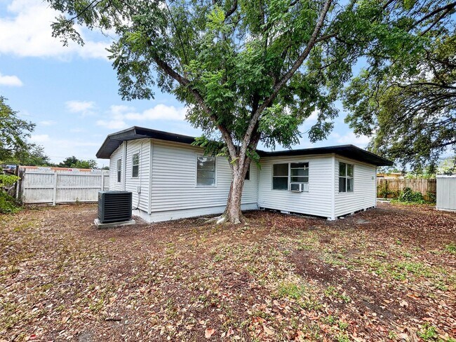 Building Photo - SECTION 8 ACCEPTED! Spacious Updated Home in St. Petersburg with a Large Backyard - 4bed | 2bed