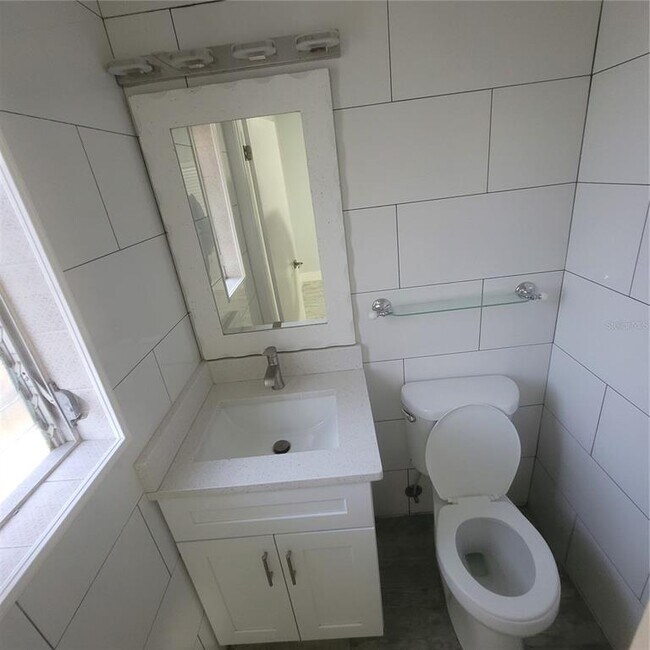 Building Photo - 409 S Lakeland Ave