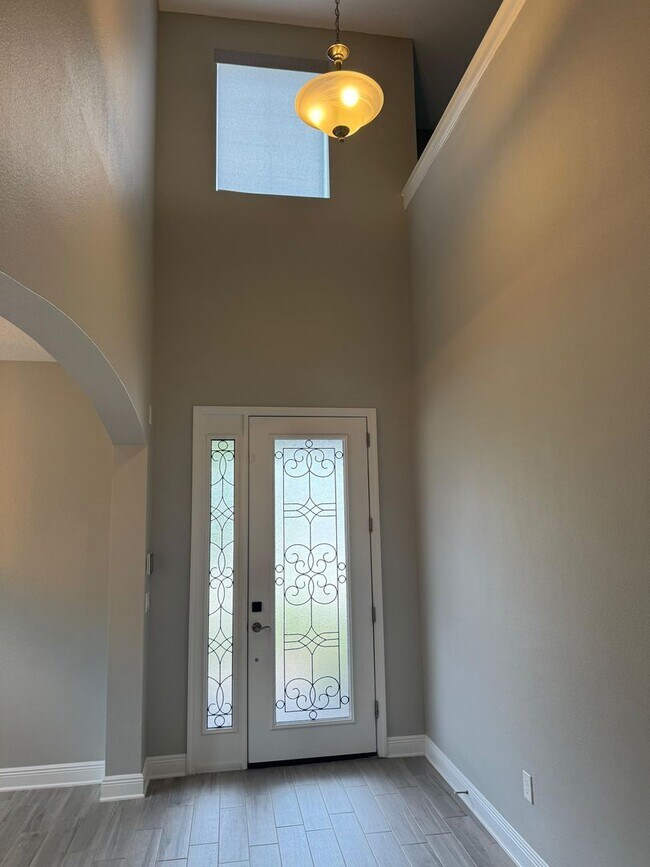 Building Photo - Spacious 5-Bedroom Riverview Home
