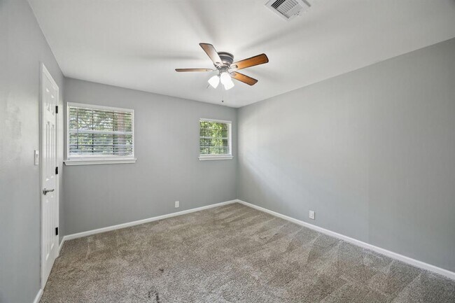 Building Photo - 553 Cane River Ln