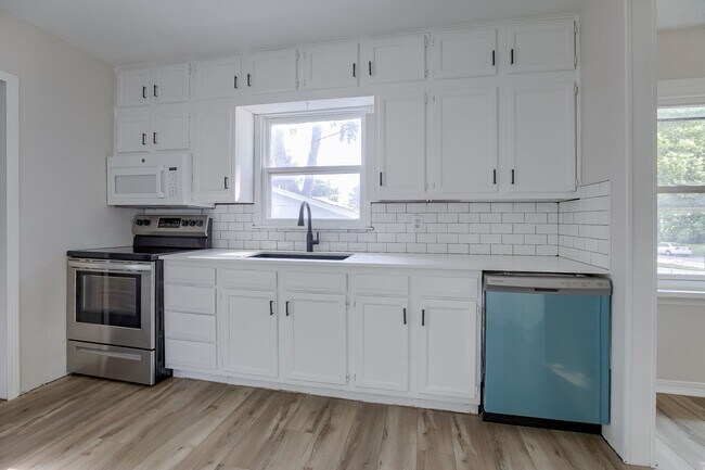 Building Photo - Charming 3-Bedroom Omaha Home with Finishe...