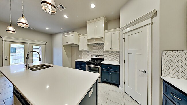 Building Photo - 4 Bedroom 2 Bathroom 2 Car Garage Home with Storm Shelter in East Edmond