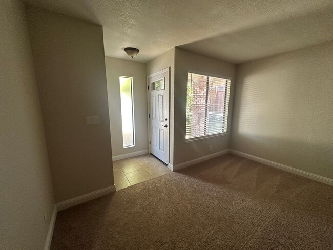 Building Photo - 2 Bedroom 2 Bathroom Updated Duplex with Y...