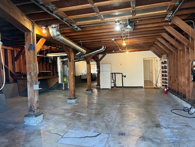 Building Photo - SPACIOUS PARKSIDE SINGLE-FAMILY HOME WITH ENCLOSED PATIO — AVAILABLE NOW!