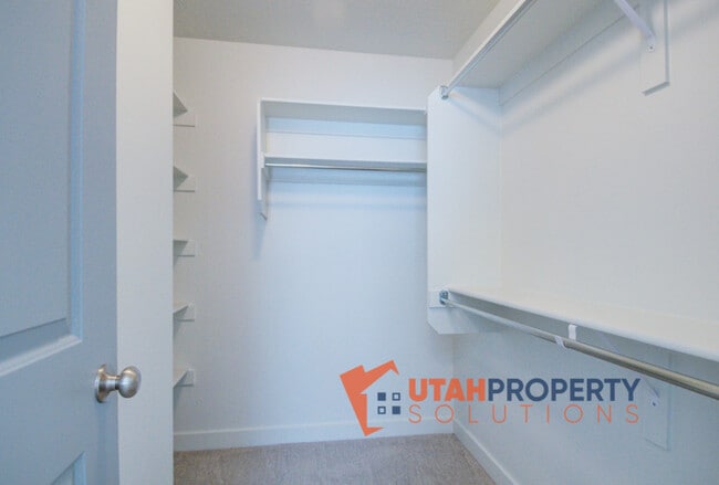 Building Photo - 1055 W 400 S