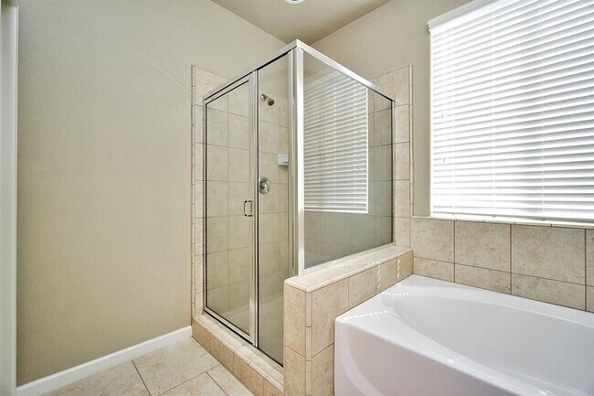 Building Photo - Beautiful 3/2.5 near Clovis East High School