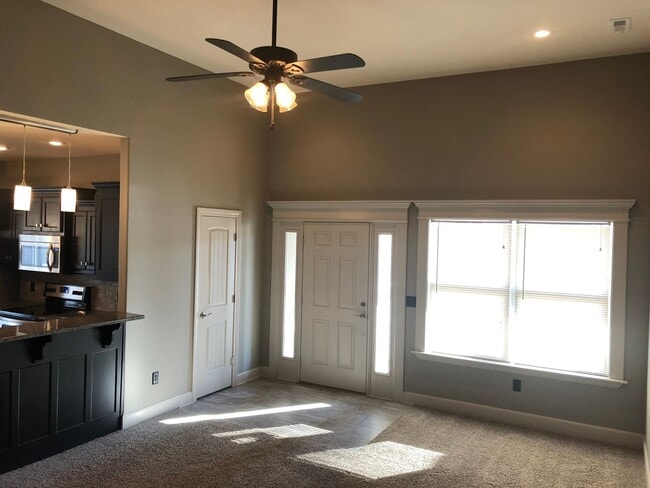 Building Photo - 3 Bedroom 2 Bathroom Townhouse in Savannah School District