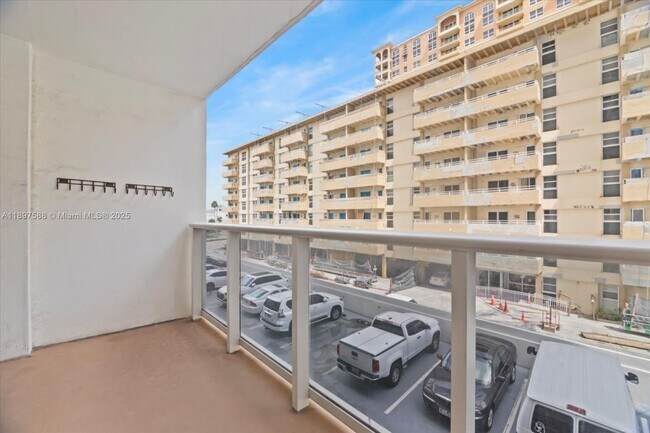 Building Photo - 3140 S Ocean Dr