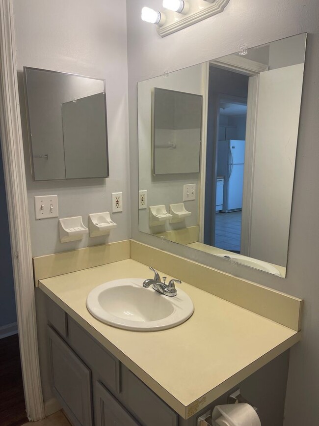 Building Photo - 2/1 Townhome close to shopping