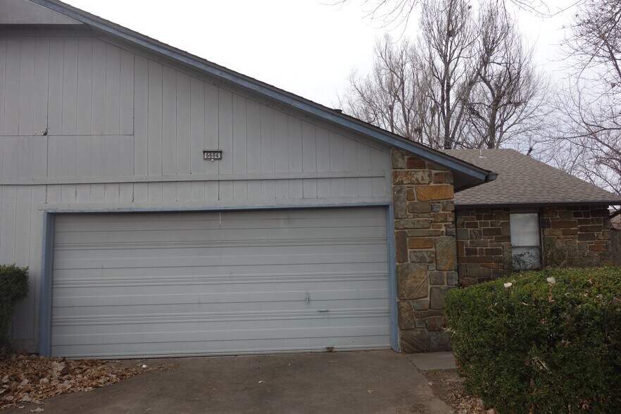 6604 S. Utica Pl. - A lovely Single Story 3/2/2 in South Tulsa - 6604 S Utica Pl