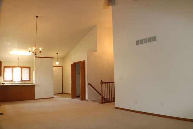 Building Photo - $2,050 | 4 Bedroom, 2 Bathroom Town Home |...