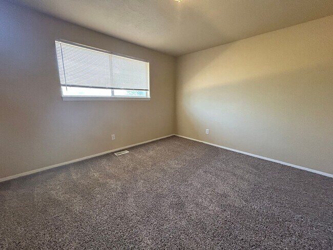 Building Photo - Corner Lot Home w/ Giant Yards, Covered Patio & Minutes to Boise Spectrum Center!