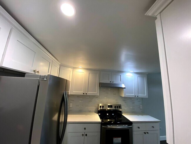 Building Photo - Coming Soon: Stylish 2-Bed Apartment with Underground Parking