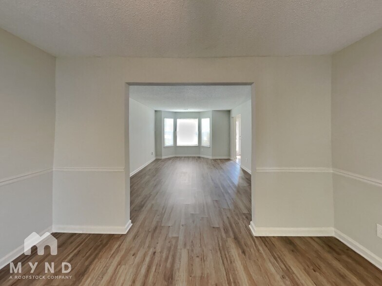 Building Photo - 1128 Village Oaks