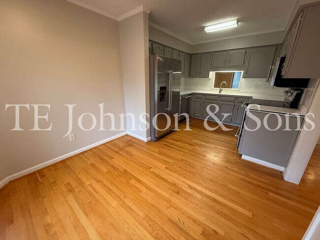 Building Photo - Charming 3 Bedroom Home Near Country Club ...