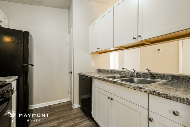 Building Photo - Comfortable Living in Stone Mountain