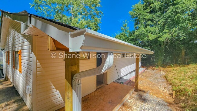Building Photo - Move in special! 1/2 off the first month's rent!   Recently renovated 3 BR/ 1 BA home.  Big front...