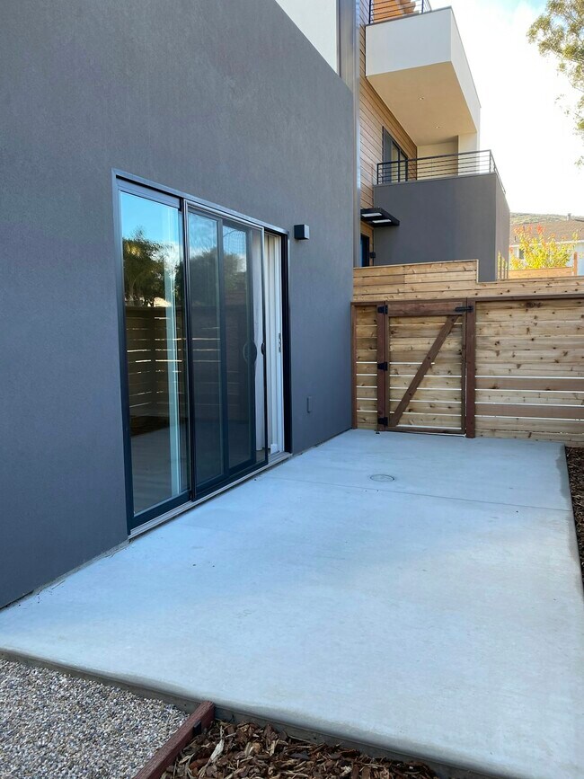 Building Photo - 691 Stoneridge Drive, Unit ADU