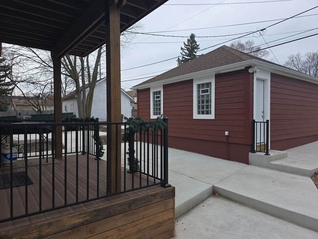 Building Photo - 3 bedroom Cudahy lower