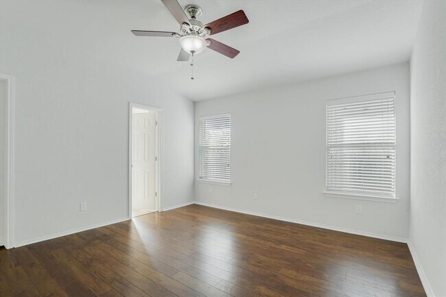 Building Photo - 906 Washburn Dr