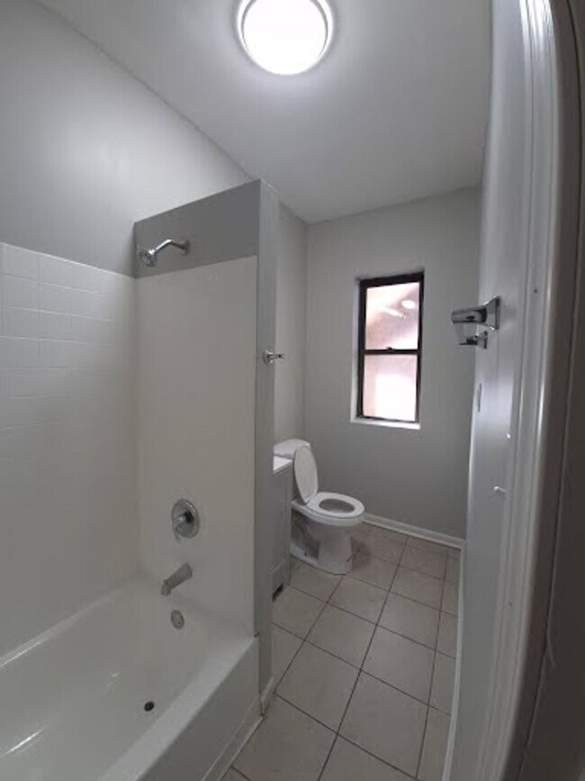 Building Photo - 634-640 N Lamon