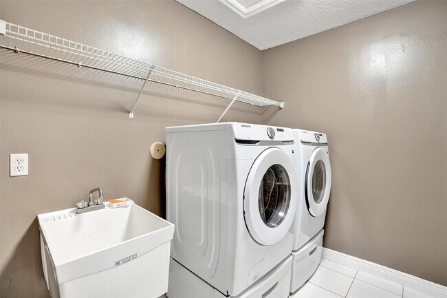 Building Photo - 10442 NW 60th Pl