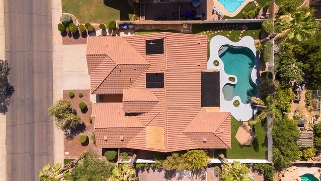 Building Photo - Gorgeous Everything you Need 4Bedroom plus Den Chandler Home!