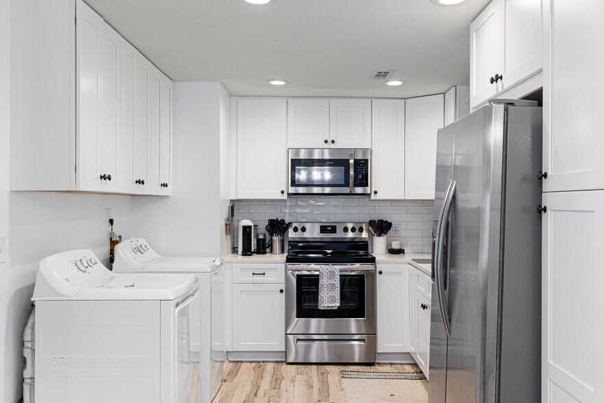 Building Photo - 223 Woodglen Dr