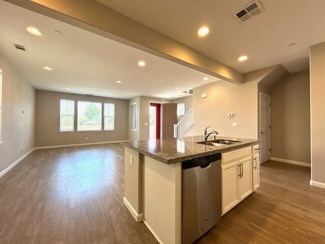 Building Photo - Beautiful 3 Bedroom 2.5 Bathroom in Gated ...